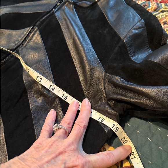 Chic Black Chevron Leather Jacket - Picture 5 of 9